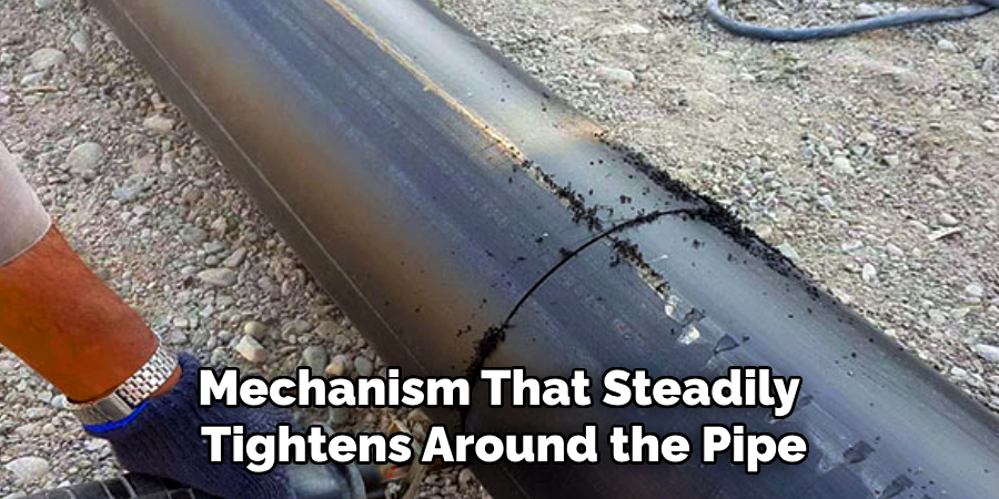 Mechanism That Steadily 
Tightens Around the Pipe