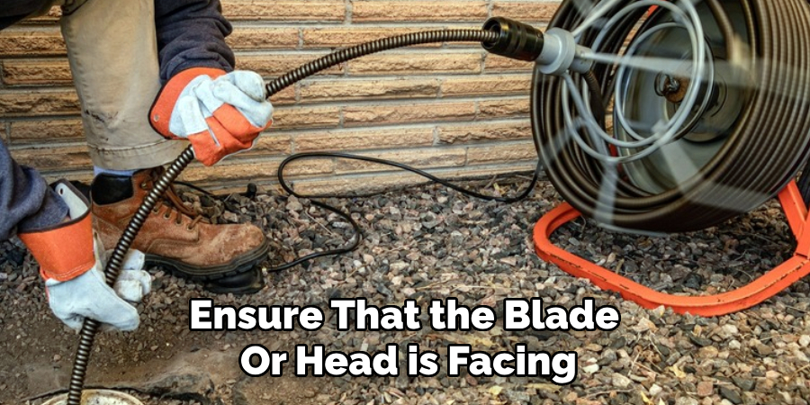 Ensure That the Blade 
Or Head is Facing